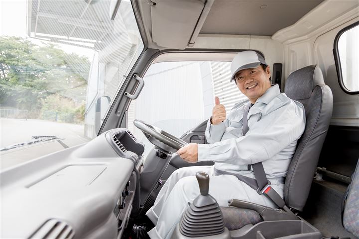 《福知山市》週払いOK・2ｔ車での企業向け一般貨物の集配ドライバー！（土日祝休み・日勤）