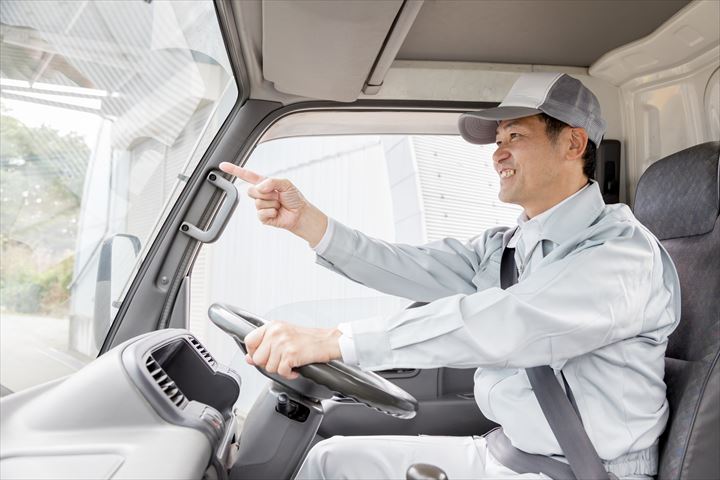 《本庄市》週払いOK・4ｔ車でのチルド食品のセンター間配送ドライバー！（Web面接OK・時間外勤務ほぼ無し）