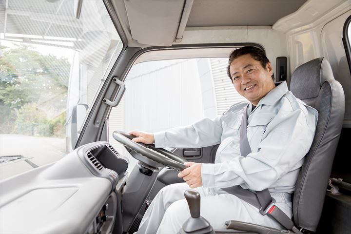 《小牧市》週払いOK・4ｔ車でのスーパーへの食料品などの配送ドライバー！（Web面接OK・週休2日）