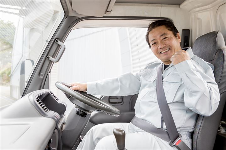 《佐久市》週払いOK・4ｔ車での個人宅への住宅設備機器の配送ドライバー！（高収入・土日祝休み）