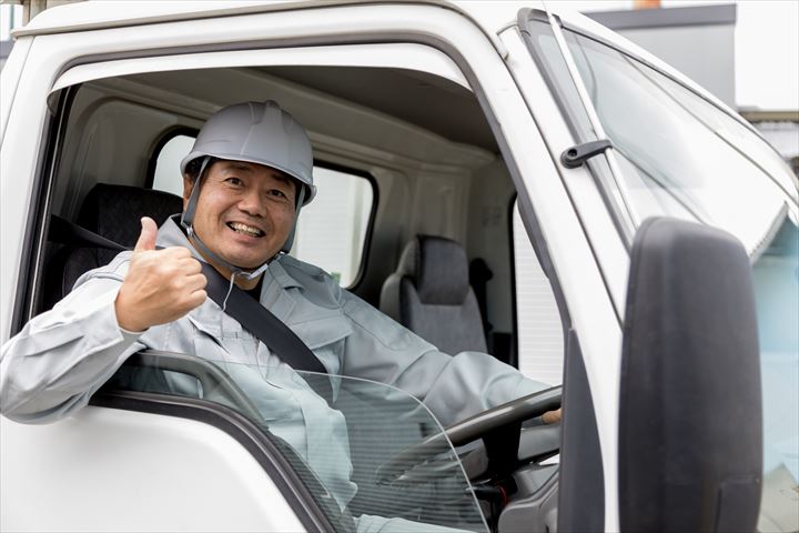 《京都市伏見区》週払いOK・4ｔアームロール車での産業廃棄物の運搬ドライバー！（高時給・土日休み）