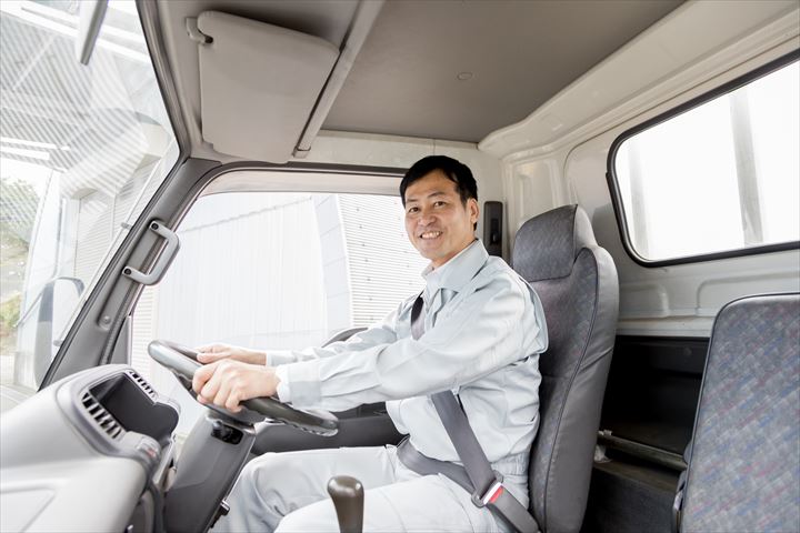 《桑名市》人材紹介・4ｔ車での食品のセンター間配送ドライバー！（安定収入・週休2日）