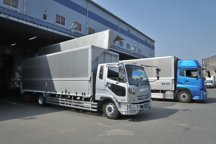 《小牧市》週払いOK・大型車での工場やセンターへの樹脂やお菓子の配送ドライバー！（Web面接OK・高時給）