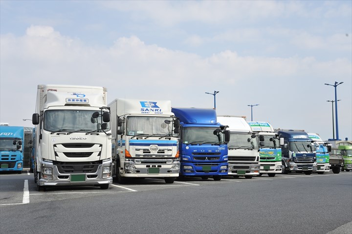 《さいたま市岩槻区》週払いOK・大型車での一般貨物などのセンター間配送ドライバー！（高収入・週休2日）