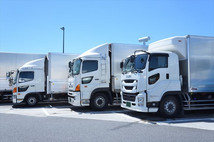 《練馬区》週払いOK・2ｔ車でのコンビニへのお弁当やパンの配送ドライバー！（Web面接OK・高収入）