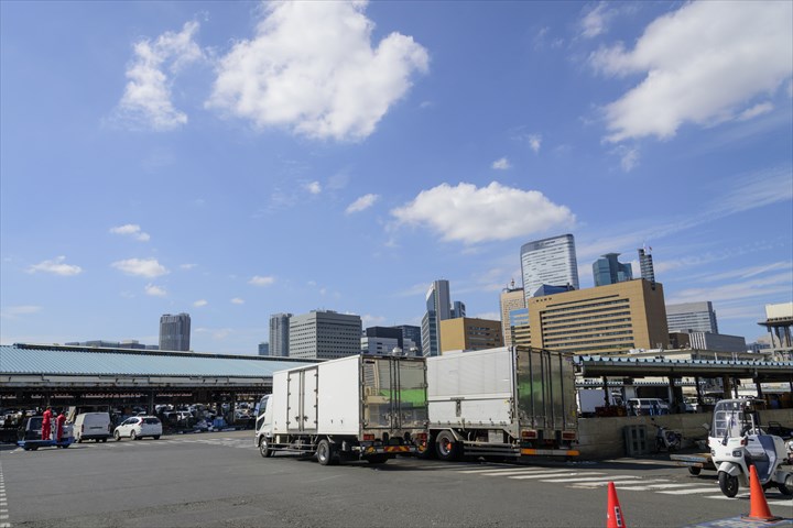 《姫路市》週払いOK・大型車での冷蔵冷凍食品のセンター間配送ドライバー！（高時給・週休2日）