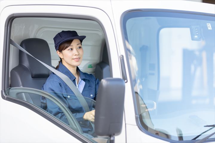 《大田区》週払いOK・2ｔ車での企業や倉庫への精密機器の配送ドライバー！（Web面接OK・土日祝休み）