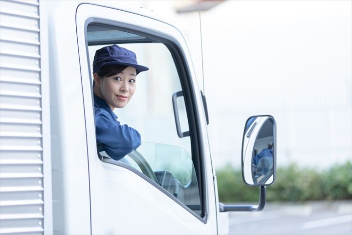 《神戸市東灘区》週払いOK・2ｔ車でのお弁当やサンドウィッチのコンビニ配送ドライバー！（Web面接OK・高収入）