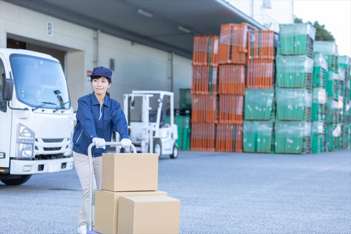 《四日市市》週払いOK・4ｔ車での企業向け一般貨物の集配ドライバー！（高収入・曜日固定休み）