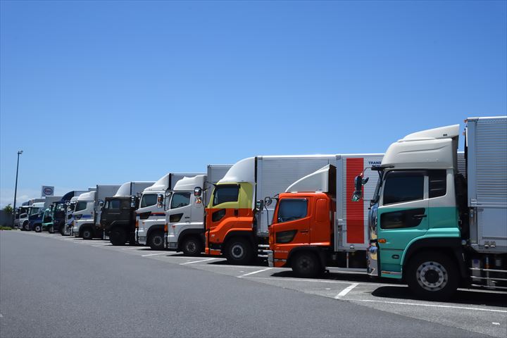 《本庄市》週払いOK・4ｔ車でのチルド食品のセンター間配送ドライバー！（Web面接OK・時間外勤務ほぼ無し）