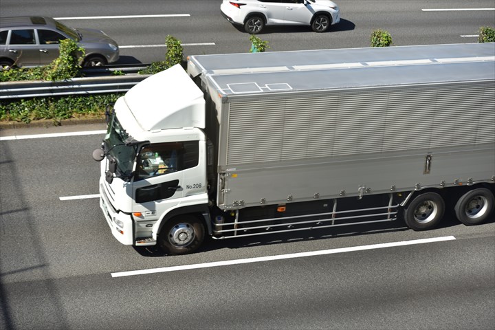 《四日市市》週払いOK・大型10ｔ車でのセンター、工場への自動車部品の配送ドライバー！（部品配送未経験OK・土日休み）