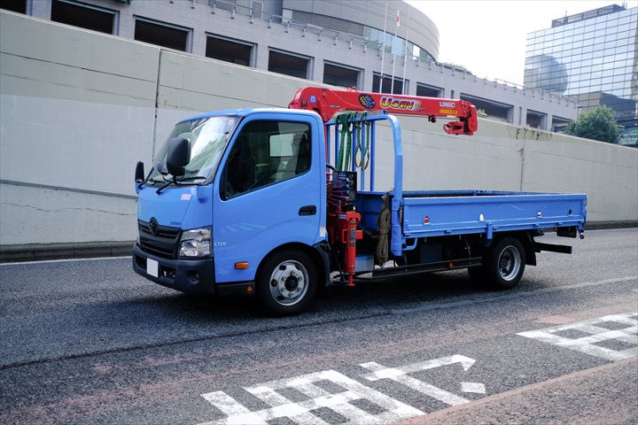 《甲賀市》週払いOK・大型アームロール車での工場からの金属原料の回収ドライバー！（Web面接OK・高時給）