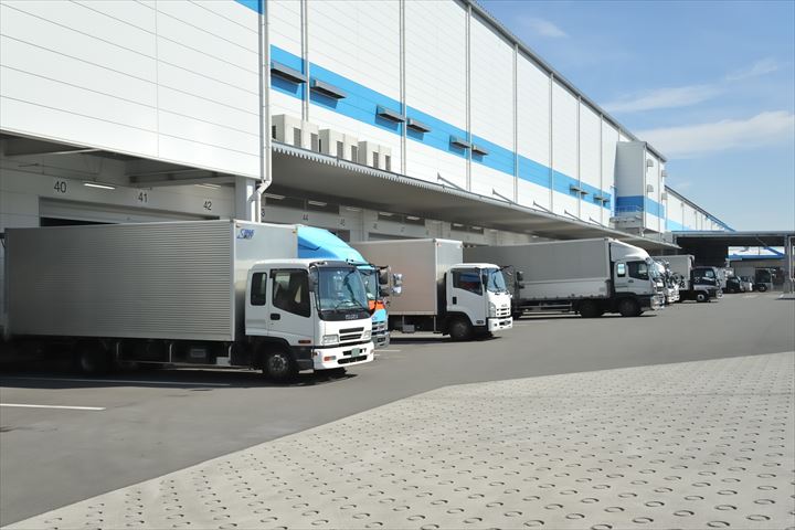 《川崎市川崎区》週払いOK・大型車でのセンターや店舗への飲料などの配送ドライバー！（Web面接OK・土日祝休み）