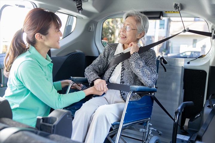 《墨田区》週払いOK・普通車でのデイサービス利用者の送迎ドライバー！（Web面接OK・WワークOK）