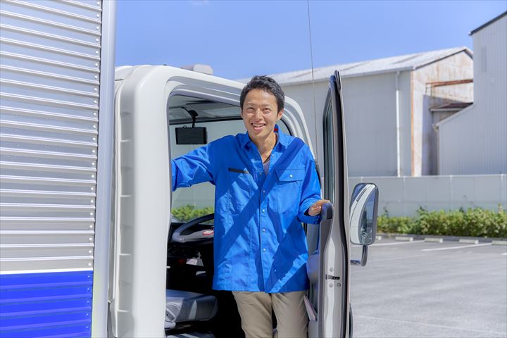 《大和郡山市》週払いOK・4ｔ車でのセンターや工場への冷蔵食品の配送ドライバー！（Web面接OK・週休2日）