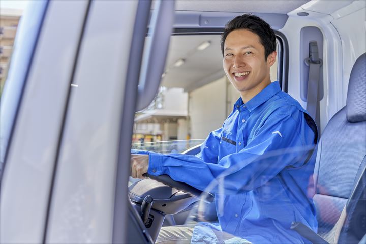 《江戸川区》週払いOK・4ｔ車でのセンター間もしくは郵便局間の雑貨の横持ち配送ドライバー！（Web面接OK・短時間4:00～11:00）