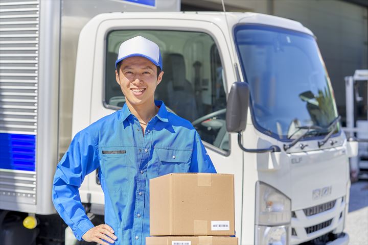 《目黒区》週払いOK・2ｔ車での工場や官公署への印刷物の配送ドライバー！（Web面接OK・超高時給）