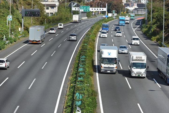 《江戸川区》週払いOK・4ｔ車でのチルドや常温品の店舗配送ドライバー！（Web面接OK・週休2日）