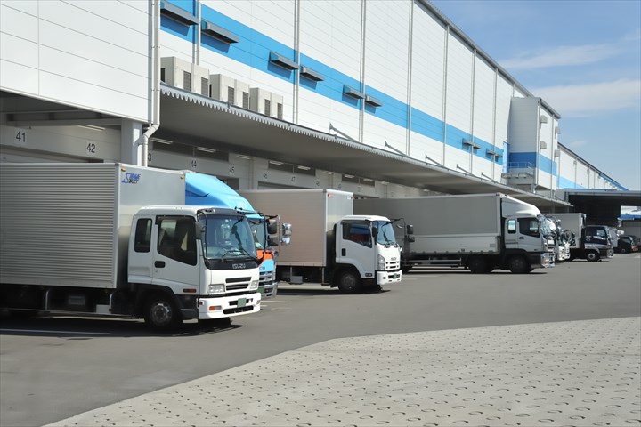 《大田区》週払いOK・4ｔ車での冷凍食品の倉庫間集配ドライバー！（高収入・土日祝休み）