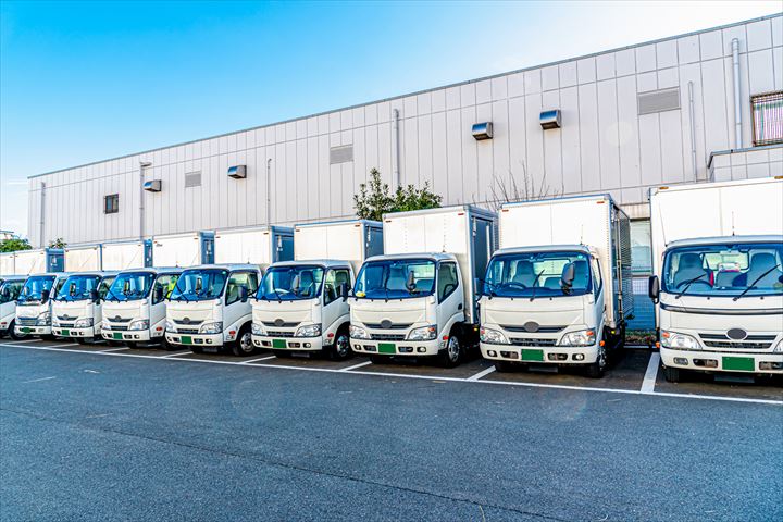 《浦安市》週払いOK・2ｔ車での冷凍食品の店舗配送ドライバー！（Web面接OK・高時給）