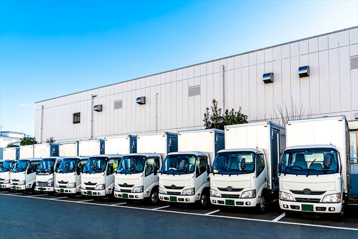 《川口市》週払いOK・2ｔ車での店舗への三温帯食品や飲料の配送ドライバ―！（土日休み・高時給）