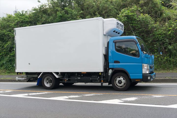 《江東区》週払いOK・3ｔ車でのデパートやセンターへの菓子や食品の配送ドライバー（Web面接OK・週休2日）