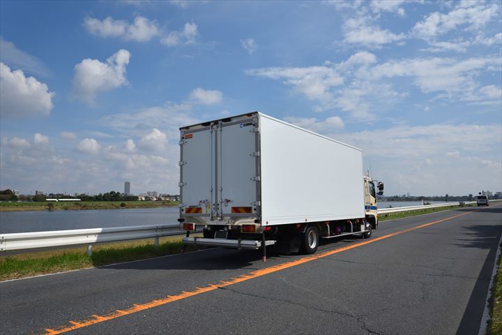 《乙訓郡大山崎町》週払いOK・4ｔ車でのスーパーへの食品の配送ドライバー！（Web面接OK・週休2日）