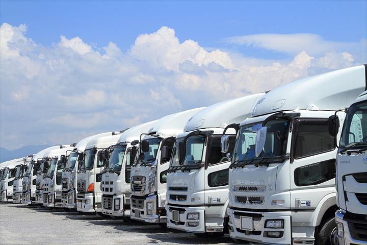 《松戸市》週払いOK・4ｔ車でのファミレス等への食品配送ドライバー！（Web面接OK・高収入）