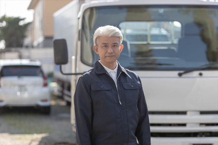 《戸田市》週払いOK・4ｔパッカー車でのセンターからの古紙の回収ドライバー！（Web面接OK・短時間3:30～7:00）