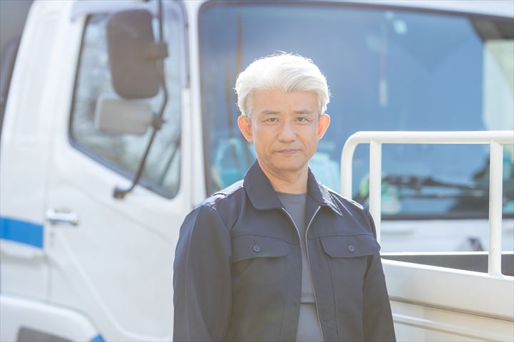 《中央区》週払いOK・4ｔ車での木製パレットのセンター間配送ドライバー！（高時給・土日祝休み）