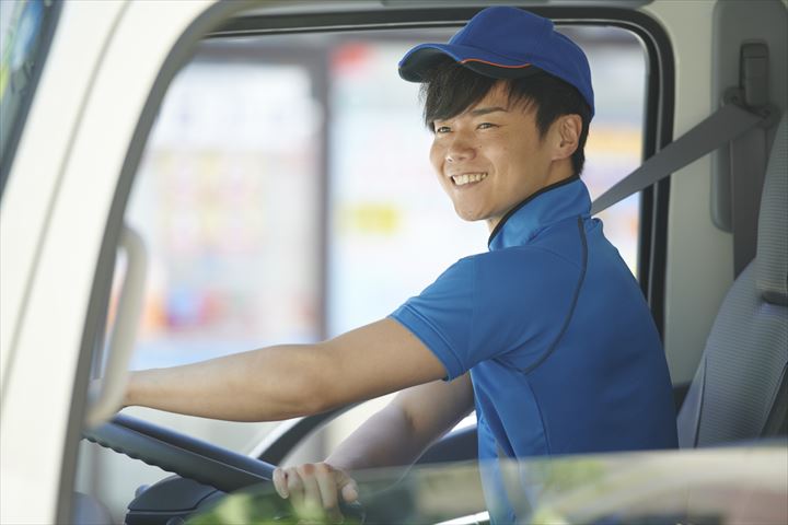 《鹿児島市》週払いOK・2ｔ車での企業向け一般貨物の集配ドライバー！（土日祝休み・日勤）