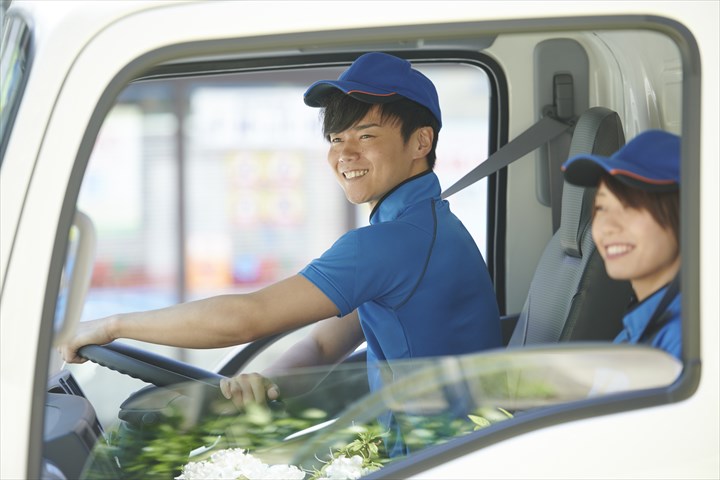 《草加市》週払いOK・4ｔ車でのスーパーへの食品配送ドライバー！（週3日～OK・高収入）