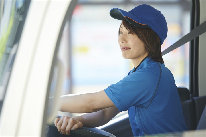 《草加市》週払いOK・4ｔ車でのスーパーへの食品配送ドライバー！（Web面接OK・高時給）