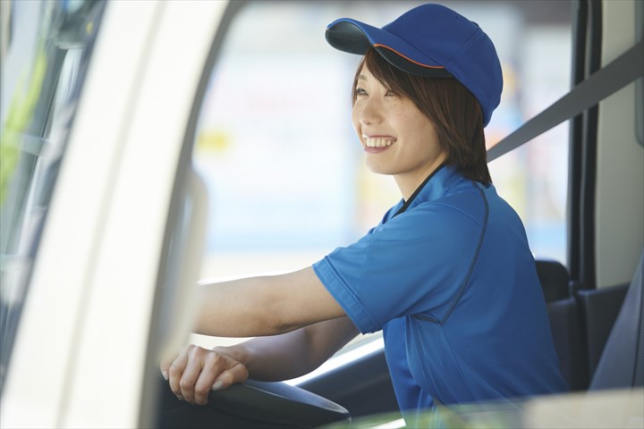 《太田市》週払いOK・4ｔスーパーロングでの自動車部品などのセンター間配送ドライバー！（土日休み・高収入）