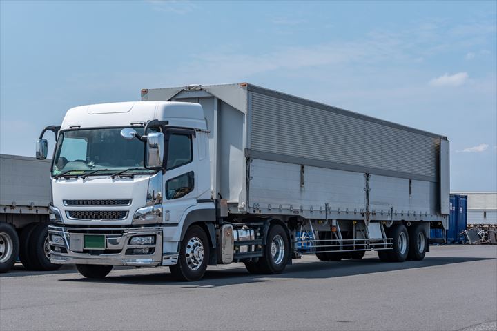 《木津川市》週払いOK・大型車でのスーパーへの冷凍冷蔵食品の配送ドライバー！（Web面接OK・週休2日）