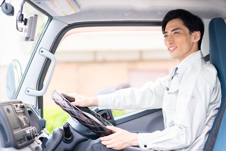 《平塚市》週払いOK・4ｔ車での常温商品のコンビニ配送ドライバー！（Web面接OK・高収入）