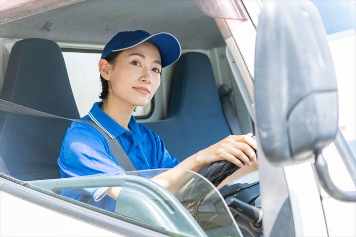 《国立市》週払いOK・4ｔ増トン車でのセンターへの書籍の集配ドライバー！（超高時給・土日祝休み）