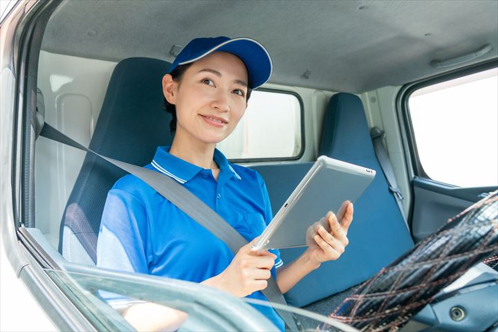 《八潮市》週払いOK・4ｔ車でのドライ商品のコンビニ配送ドライバー！（Web面接OK・高収入）
