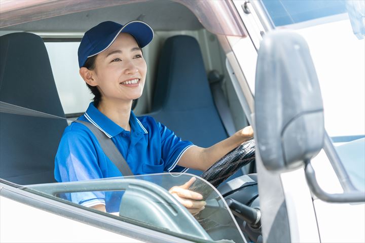 《高崎市》週払いOK・4ｔ車でのケーキやデザートなどのセンター間配送ドライバー！（週休2日・2024年8月15日までの短期）