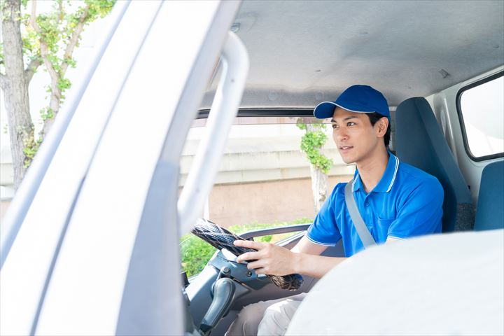 《大田区》週払いOK・3ｔ車でのスーパーへの青果類の配送ドライバー！（Web面接OK・高収入）