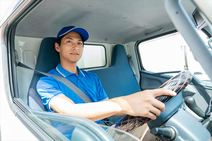 《大阪市生野区》週払いOK・4ｔ車での飲食店へ水産品配送ドライバー！（Web面接OK・高時給）