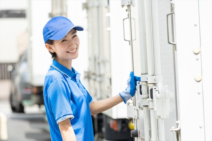 《春日井市》週払いOK・4ｔ車でのスーパーへのパン等の配送ドライバー！（Web面接OK・高収入）