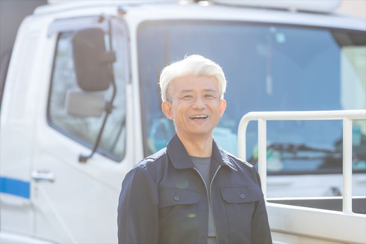 《川口市》週払いOK・4ｔ車での現場への建築資材の配送ドライバー！（高収入・曜日固定休み）