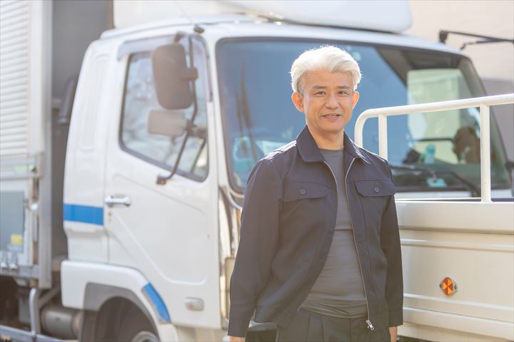 《八幡市》週払いOK・4ｔ車での工場などへの金属加工品の配送ドライバー！（高時給・週2～3勤務）