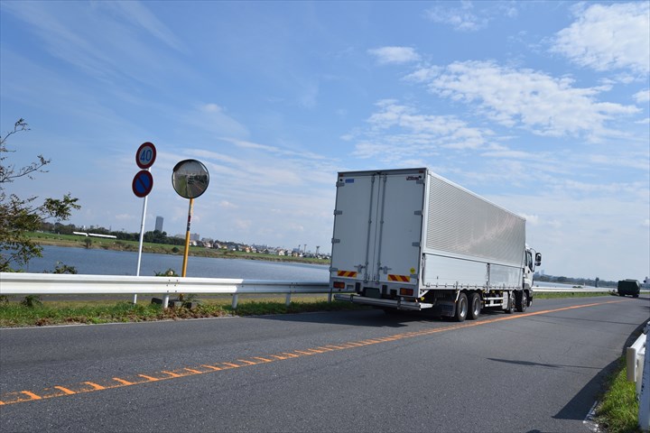 《高崎市》週払いOK・4ｔ車での食品工場へのパンの配送ドライバー！（Web面接OK・高収入）