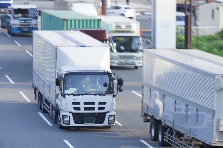 《大田区》週払いOK・大型アームロール車での産業廃棄物の工場間輸送ドライバー！（Web面接OK・安定収入）