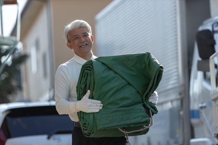 《横浜市瀬谷区》週払いOK・3ｔ車での食品ルート配送ドライバー！（トラック未経験OK・短時間21:00～2:00・Wワーク）