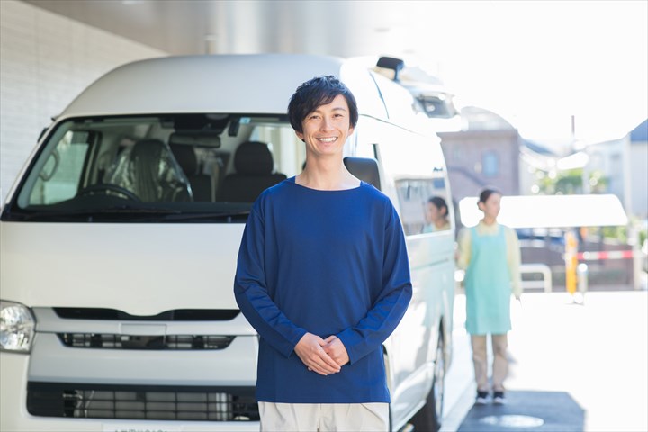 《墨田区》週払いOK・普通車でのデイサービス利用者の送迎ドライバー！（土日休み・高時給）