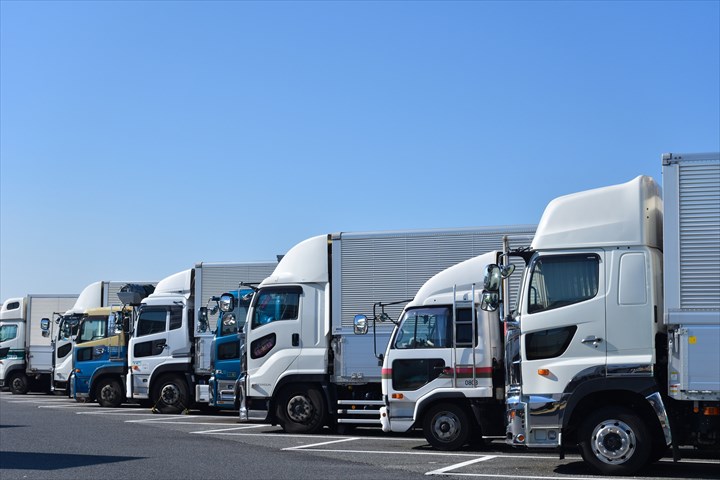 《鶴ヶ島市》週払いOK・3ｔ車での企業の食堂への食品の配送ドライバー！（Web面接OK・土日休み）