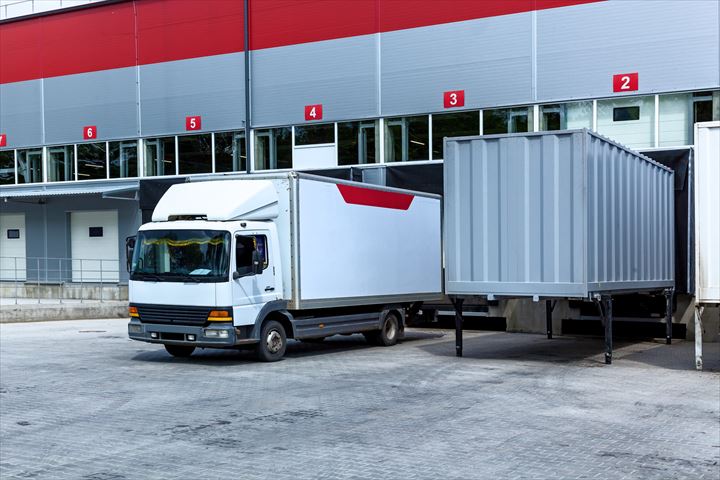 《さいたま市岩槻区》週払いOK・4ｔ車でのスーパーへの青果品やチルド商品の配送ドライバー！（Web面接OK・高時給）